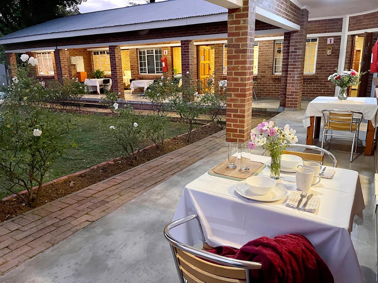 Village Lodge Harrismith Esterno foto