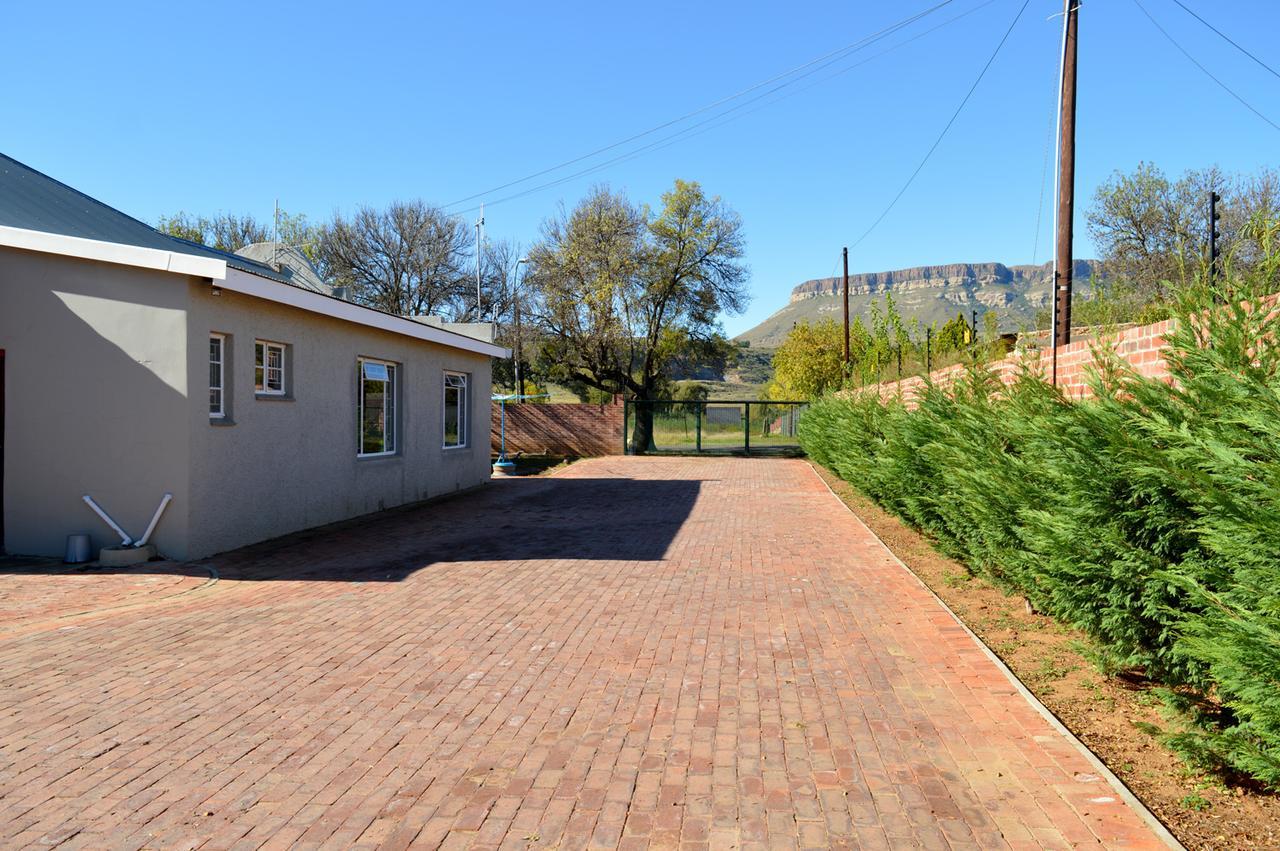 Village Lodge Harrismith Esterno foto